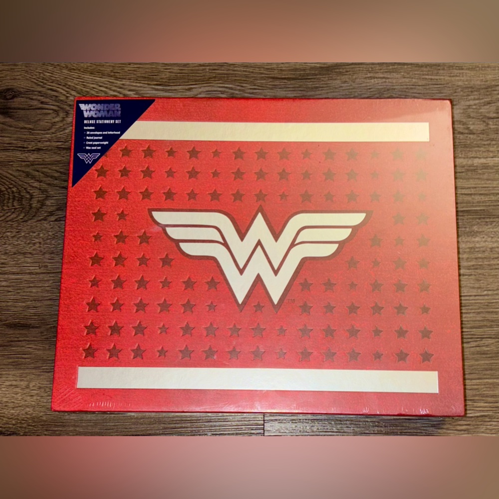 Wonder Woman Deluxe Stationary Set